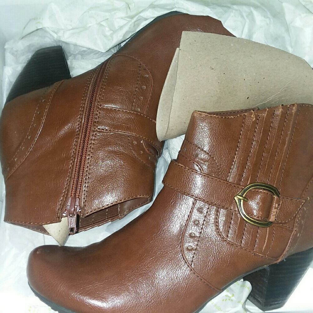 Shoes - Picture 2 of 8